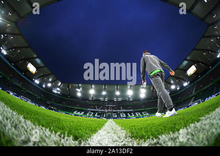 Wolfsburg, Deutschland. 23 Sep, 2019. Fussball: Bundesliga, Spieltag 5: VfL Wolfsburg - 1899 Hoffenheim in der Volkswagen Arena. Überblick über die Volkswagen Arena. Credit: Peter Steffen/dpa - WICHTIGER HINWEIS: In Übereinstimmung mit den Anforderungen der DFL Deutsche Fußball Liga oder der DFB Deutscher Fußball-Bund ist es untersagt, zu verwenden oder verwendet Fotos im Stadion und/oder das Spiel in Form von Bildern und/oder Videos - wie Foto Sequenzen getroffen haben./dpa/Alamy leben Nachrichten Stockfoto