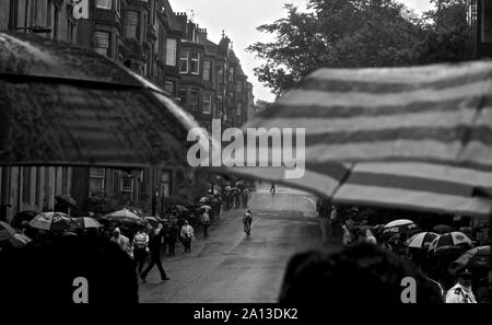 Regenschirme von Sportlermassen in Glasgow Rain, bei Commonwealth Games Fahrrad-/Radrennen. Glasgow, 2014 Stockfoto
