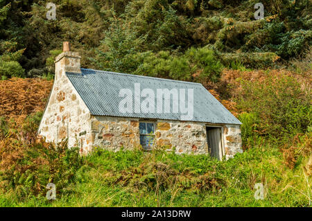 ROSEMARKIE zu CROMARTY SPAZIERGANG BLACK ISLE SCHOTTLAND EIN ALTER STEIN BOTHY verwendet als Zuflucht enthält erläuternde BOARDS AUF LACHS ANGELN UND HUGH MILLER Stockfoto