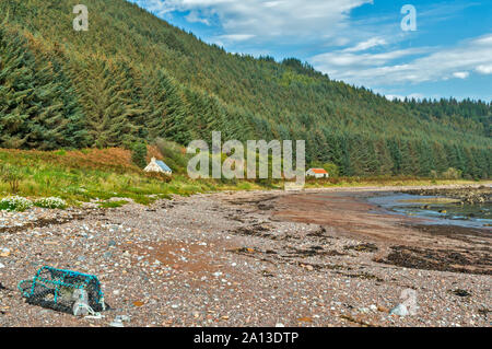 ROSEMARKIE zu CROMARTY SPAZIERGANG BLACK ISLE SCHOTTLAND BUCHT UND STRAND MIT ZWEI LACHS BOTHIES ODER GEBÄUDEN UND WALD VON TANNEN Stockfoto