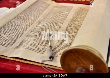 Close-up Detail der traditionellen Torarolle in der Synagoge Stockfoto