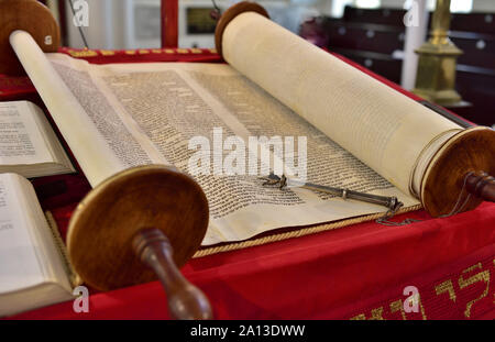 Close-up Detail der traditionellen Torarolle in der Synagoge Stockfoto