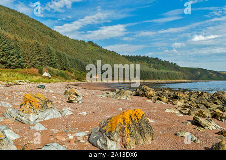 ROSEMARKIE zu CROMARTY SPAZIERGANG BLACK ISLE SCHOTTLAND BUCHT UND STRAND MIT ZWEI LACHS BOTHIES oder Gebäude Stockfoto