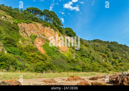 ROSEMARKIE zu CROMARTY SPAZIERGANG BLACK ISLE SCHOTTLAND eindrucksvollen Sandsteinfelsen oberhalb des Meeres Stockfoto