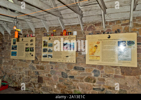 ROSEMARKIE zu CROMARTY SPAZIERGANG BLACK ISLE SCHOTTLAND INTERIOR OLD STONE BOTHY ENTHÄLT ERLÄUTERNDE BOARDS AUF LACHS ANGELN UND HUGH MILLER Stockfoto