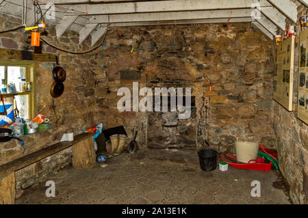 ROSEMARKIE zu CROMARTY SPAZIERGANG BLACK ISLE SCHOTTLAND INTERIOR OLD STONE BOTHY ENTHÄLT ERLÄUTERNDE BOARDS AUF LACHS ANGELN UND HUGH MILLER Stockfoto