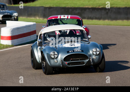 1965 AC Cobra von Christopher Wilson & Andre Lotterer in der RAC-TT Feier rennen Am Goodwood Revival 13. Sept 2019 in Chichester, Engla Stockfoto