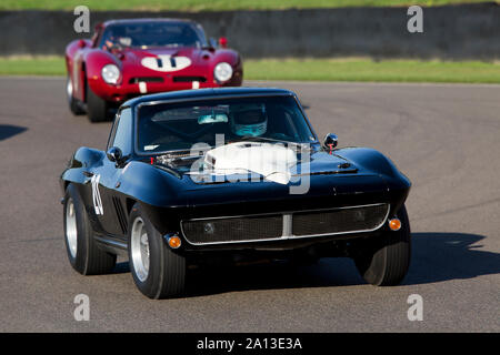 1965 Chevrolet Corvette Stingray von Julian Bronson & Mat Jackson in der RAC-TT Feier rennen Am Goodwood Revival 13. Sept 2019 in Chich Stockfoto