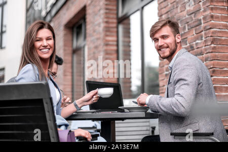 Business Paar an einer Sitzung in einem Street Cafe Stockfoto