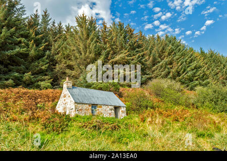 ROSEMARKIE zu CROMARTY SPAZIERGANG BLACK ISLE SCHOTTLAND DIE ALTE STEIN BOTHY verwendet als Zuflucht enthält erläuternde BOARDS AUF LACHS ANGELN UND HUGH MILLER Stockfoto