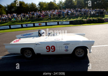 1957 Ford Thunderbird 'Battlebird' von Bill Shepherd in der Freddie März Memorial Trophy gefahren Am Goodwood Revival 13. Sept 2019. © 2019 Copyrigh Stockfoto