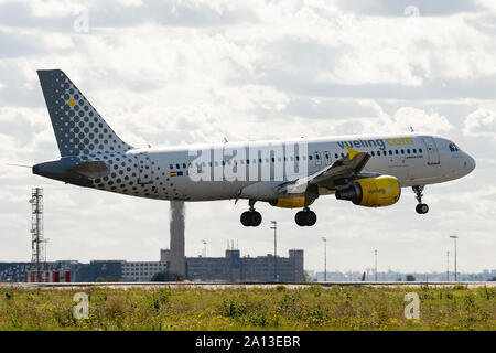 Eg-JGM, 23. September 2019, Airbus A 320-214-2407 Landung auf Paris Roissy Charles de Gaulle Flughafen am Ende der Vueling Flug VY 8779 aus London Stockfoto