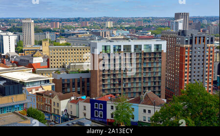 Blick auf die Skyline von Central Bristol, UK, mit lewins Place Apartments und Tower von Prima Vidae Studentenunterkünfte Stockfoto