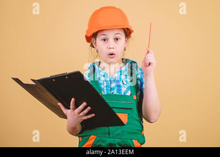 Ich Habe Eine Idee Sicherheitsexperte Zukunft Beruf Kleine Madchen Die Reparatur In Der Werkstatt Kinderbetreuung Entwicklung Builder Ingenieur Architekt Kid Arbeiter In Harten Hut Meister Inspektor Reparatur Tolle Idee Stockfotografie Alamy