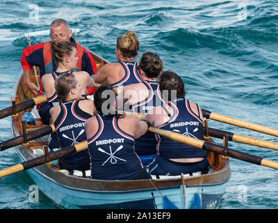 Frauen Rudern in Teams von sechs in traditioneller Handarbeit pilot gig Boote. Die jährliche West Country Fall zeichnet Teams aus Europa (London) Stockfoto