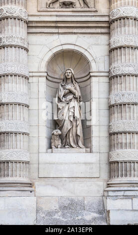 Skulptur der Heiligen Geneviève in der Nische der Kirche von Saint-Etienne-du-Mont. Paris. Frankreich Stockfoto