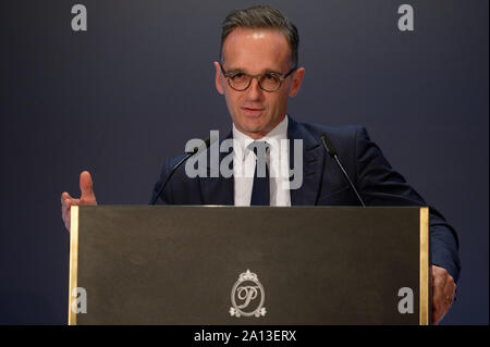 23. September 2019, Nordrhein-Westfalen, Königswinter: Heiko Maas, Außenminister, gibt eine Rede zur Wiedereröffnung der Petersberg. Nach umfangreichen Renovierungsarbeiten, die historischen Gebäude mit Blick auf den Rhein in der Nähe von Bonn ist wieder eröffnet. Während der Besatzungszeit nach dem Zweiten Weltkrieg, das Grandhotel war der Sitz der Hohen Kommissare der Alliierten. Foto: Henning Kaiser/dpa Stockfoto