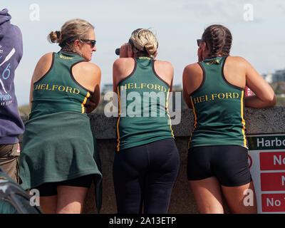 Frauen Rudern in Teams von sechs in traditioneller Handarbeit pilot gig Boote. Die jährliche West Country Fall zeichnet Teams aus Europa (London) Stockfoto