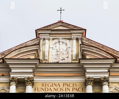 Detail der Fassade der Kirche der heiligen Petrus und Paulus in Vilnius. Litauen Stockfoto