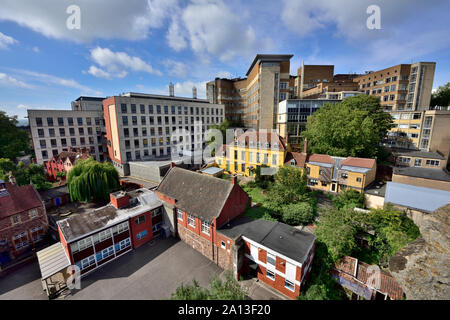 Universität von Bristol Medical School und Chemie Gebäude mit St. Michael auf dem Berg C von E Primary School im Vordergrund, Großbritannien Stockfoto