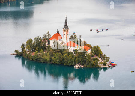 Kirche Insel mit touristischen Boote auf dem See Bled in Slowenien Stockfoto