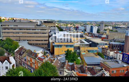 Blick auf die Skyline von Central Bristol mit dem Bau von Bristol Royal Infirmary und St. Michael Hügel im Vordergrund, Großbritannien Stockfoto