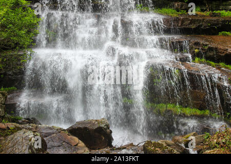 Schöne Nahaufnahme der beeindruckende Wasserfall Tupavica auf alten Berg, in der Nähe von Dojkinci, mit klaren grünen Moos, Spritzwasser und roten Felsen Stockfoto