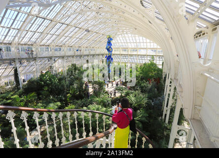 2019 Herbst Kunst Ausstellung - durch Glas Künstler, Chihuly - Reflexionen über die Natur - in Kew Gardens, SW London, Großbritannien Stockfoto
