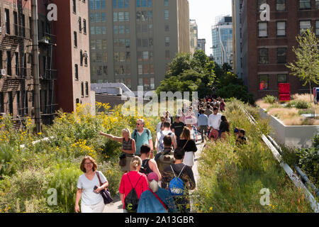 Besucher genießen die High Line Park, New York Stockfoto