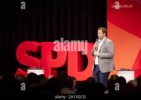 23. September 2019, Baden-Württemberg, Ettlingen: SPD-Generalsekretär Lars Klingbeil spricht bei einer regionalen Konferenz. Auf regionaler Konferenzen, die SPD stellt ihre Kandidaten für die Wahlen zum Parteivorsitz. Duos von Mann und Frau sind die wichtigsten Kandidaten für den Parteivorsitz. Die neue SPD-Führung wird während einer Übersicht der Mitglieder im Oktober ermittelt werden, und die Ergebnisse werden am 26. Oktober bekannt sein. Foto: Philipp von Ditfurth/dpa Stockfoto