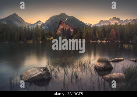 Strbske Pleso Bergsee in der hohen Tatra, Slowakei mit Felsen und Grass im Vordergrund Stockfoto