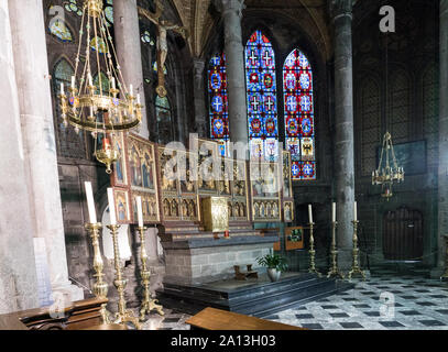 Dinant, Namur/Belgien - 11. August 2019: Innenansicht der Kathedrale Notre Dame in Dinant mit Blick auf den Hochaltar Stockfoto