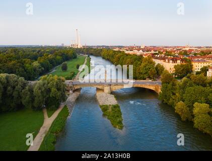 Blick auf die Stadt, Wittelsbacher Brücke über die Isar und Süd Heizkraftwerk, Isarvorstadt, Luftaufnahme, München, Oberbayern Stockfoto