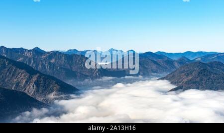 Blick vom Wanderweg auf den Gipfel des Breitenstein, Wolken über dem Tal, Alpenpanorama, Rottach-egern, Bayern, Deutschland Stockfoto