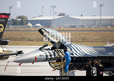 Istanbul, Türkei - September -18,2019: Soloturk Kunstflugstaffel Flugzeuge auf der Startbahn. Stockfoto