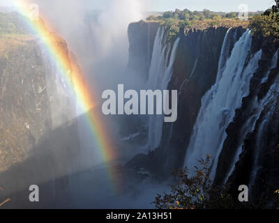 Nebel produziert durch spektakuläre Wasserfälle in Victoria Falls, Livingstone, Sambia, Afrika Stockfoto