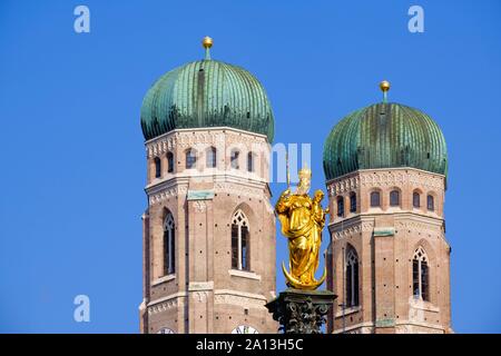 Zwiebel Türme der Frauenkirche und Mariensäule auf St. Mary's Square, München, Oberbayern, Bayern, Deutschland Stockfoto