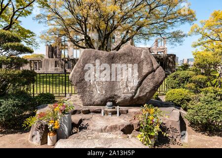 Stein der Atombomben im Zweiten Weltkrieg zu gedenken, den Atombombendom auf der Rückseite, Peace Monument, Hiroshima Peace Park, Hiroshima, Japan Stockfoto