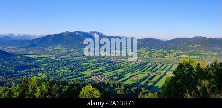 Panorama von sonntraten in der Nähe von Gaissach über das Isartal, Naturdenkmal Hecke Land, links Lenggries und Karwendelgebirge, Mitte Stockfoto