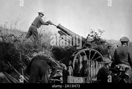 Amerikanische Artillerie Soldaten das Neuladen einer 155 mm Howitzer Kanone während Frankreich im WW1. Stockfoto