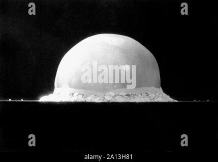 Eine explosive Feuerball der ersten Atombombe Test, code name Trinity, 16. Juli 1945. Stockfoto