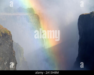 Nebel produziert durch spektakuläre Wasserfälle in Victoria Falls, Livingstone, Sambia, Afrika Stockfoto