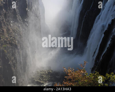 Nebel produziert durch spektakuläre Wasserfälle in Victoria Falls, Livingstone, Sambia, Afrika Stockfoto