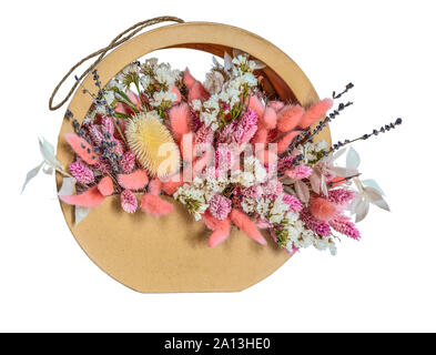 Zarte floristischen Zusammensetzung in Pastellfarben weiß rosa Farbe aus getrockneten Blumen in Geschenkbox, Nahaufnahme, auf weißem Hintergrund. Blumenstrauß aus Flauschigen Stockfoto