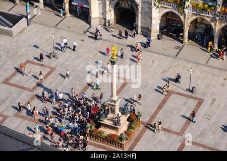 Blick von oben auf die Mariensäule und St. Mary's Square, München, Oberbayern, Bayern, Deutschland Stockfoto