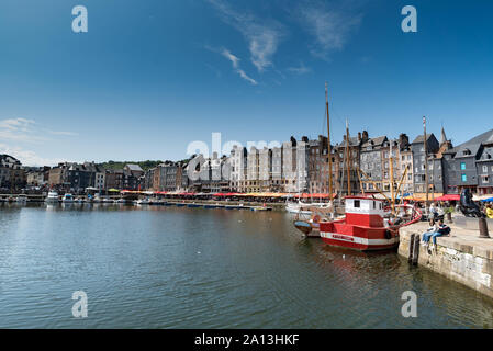 Honfleur Calvados/Frankreich - 15. August 2019: Menschen genießen einen schönen Sommertag im Dorf von Le Havre in der Normandie Stockfoto