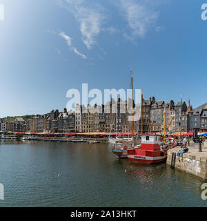 Honfleur Calvados/Frankreich - 15. August 2019: Menschen genießen einen schönen Sommertag im Dorf von Le Havre in der Normandie Stockfoto