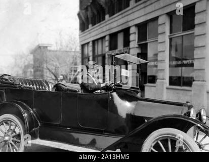 Ein 15-jähriger Chauffeur Fahrt ein Taxi in Tulsa, Oklahoma, März 1917. Stockfoto