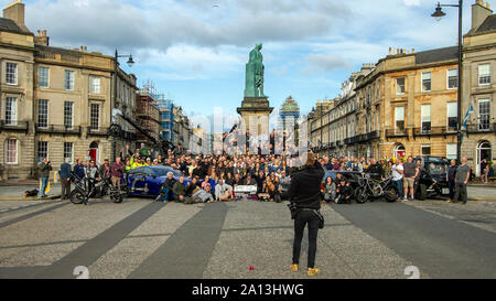 Die Mannschaft feierte mit einer Gruppe Foto nach erklärt ein Wrap. Fast & Furious 9 hat die Produktion in Edinburgh gewickelt, nach einigen Wochen der Dreharbeiten für den neuesten Film im High-octane Verfolgungsjagd Franchise. Die letzten Szenen waren heute auf Melville Street, einem hübschen Georgian Terrace in der Hauptstadt West End erschossen. Stunt drivers, für Stars wie Vin Diesel, fuhr ihre Muscle Cars nach oben und unten die Straße, neben der Kamera. Fast & Furious 9 wird am 22. Mai 2020. Stockfoto