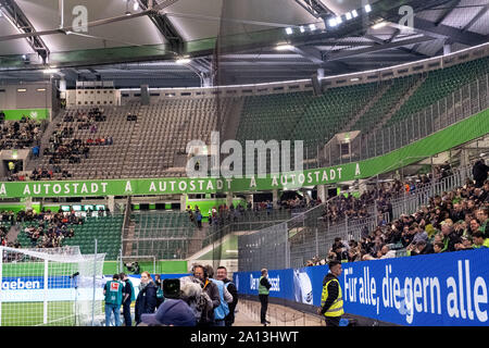 Wolfsburg, Deutschland. 23 Sep, 2019. Fussball: Bundesliga, Spieltag 5: VfL Wolfsburg - 1899 Hoffenheim in der Volkswagen Arena. Die Fans der Gäste ist leer. Credit: Peter Steffen/dpa - WICHTIGER HINWEIS: In Übereinstimmung mit den Anforderungen der DFL Deutsche Fußball Liga oder der DFB Deutscher Fußball-Bund ist es untersagt, zu verwenden oder verwendet Fotos im Stadion und/oder das Spiel in Form von Bildern und/oder Videos - wie Foto Sequenzen getroffen haben./dpa/Alamy leben Nachrichten Stockfoto